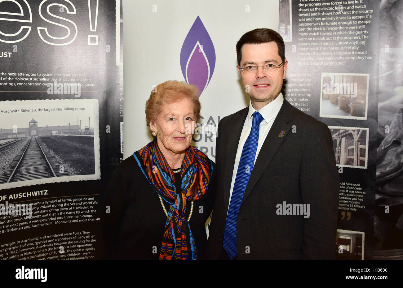 Armagh City, Großbritannien. 26. Januar 2017. Staatssekretär für Nordirland James Brokenshire MP trifft Mindu Hornick, ein Überlebender des KZ Auschwitz, bei einer Holocaust-Gedenkveranstaltung in Stadt Armagh, Nordirland. Bildnachweis: Mark Winter/Alamy Live-Nachrichten Stockfoto