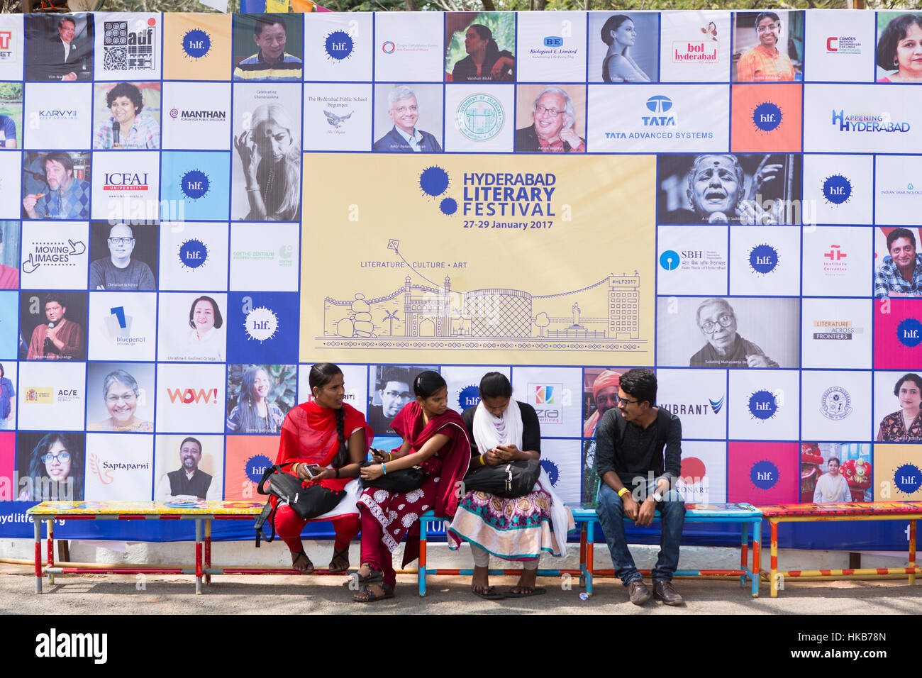 Hyderabad,India.27th Januar 2017. (L, R) Luna Besucher machen Sie eine Pause in Hyderabad Literaturfestival am 27. Januar 2017 in Hyderabad, Indien. Literaturfestival in Hyderabad ist eine multi-disziplinäre, mehrsprachige Veranstaltung, über hundert Schriftsteller, Künstler, Akademiker, Wissenschaftler, Verleger aus Indien und im Ausland jedes Jahr anzieht. Sanjay Borra/Alamy Live-Nachrichten Stockfoto