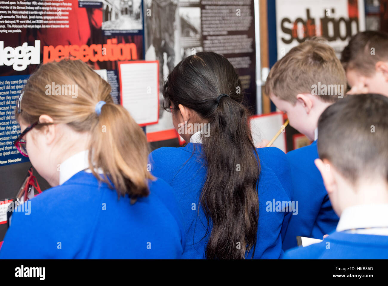 Brentwood, 27. Januar 2017, Schule Kinder in der internationalen Holocaust Memorial Day 2017 Ausstellung Credit: Ian Davidson/Alamy Live News Stockfoto