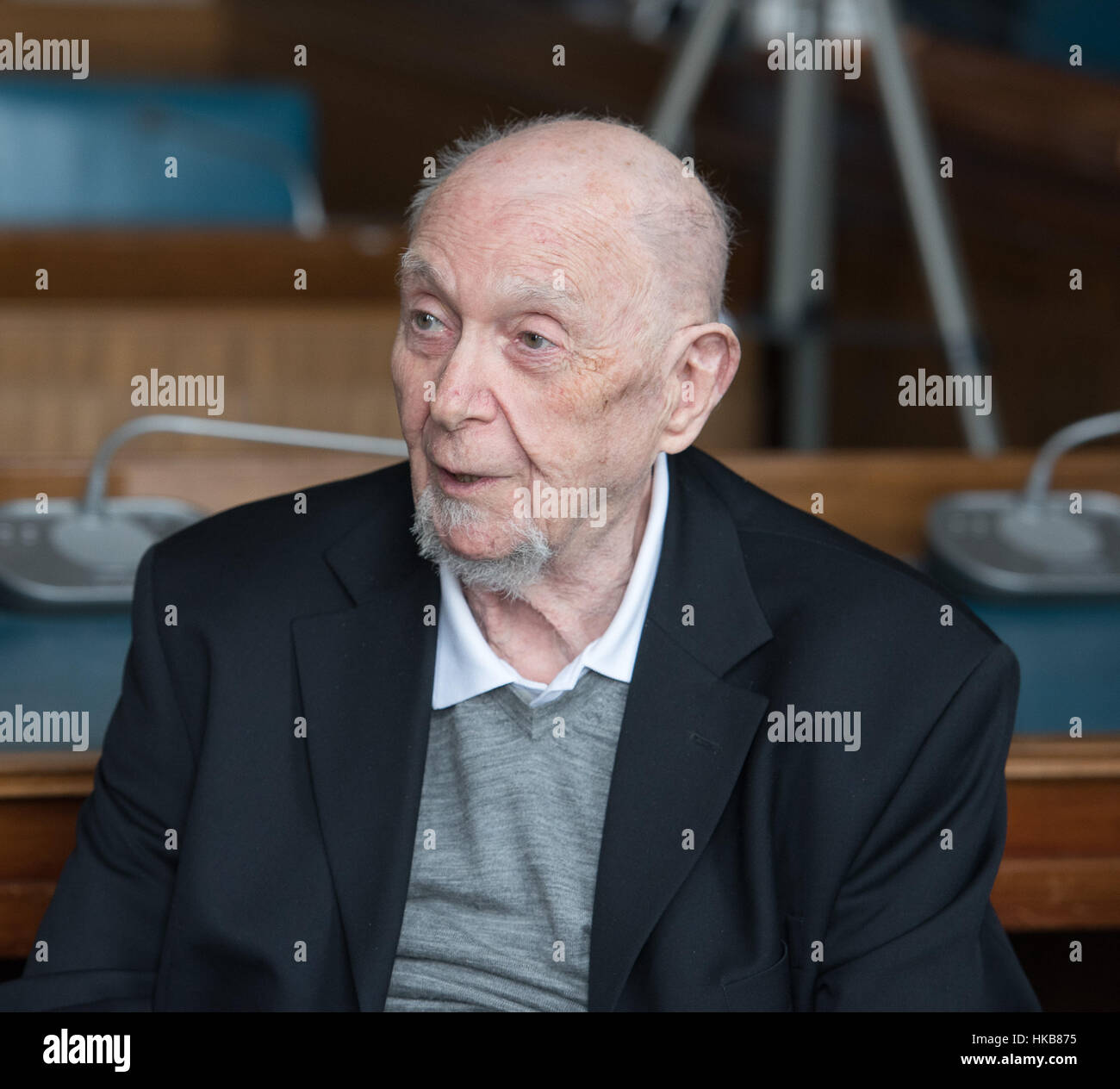 Brentwood, 27. Januar 2017, Edgar Guest, ein Überlebender des Holocaust, im Gespräch mit Studenten in der internationalen Holocaust-Gedenktag-2017 Ausstellung Credit: Ian Davidson/Alamy Live News Stockfoto