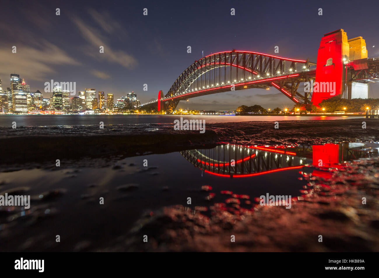 Sydney, Australien. 27. Januar 2017. Bild von der Harbour Bridge von Sydney, Australien, während des chinesischen Neujahrs beleuchtet rot für diesen Anlass Credit: Remi Salva/Alamy Live News Stockfoto