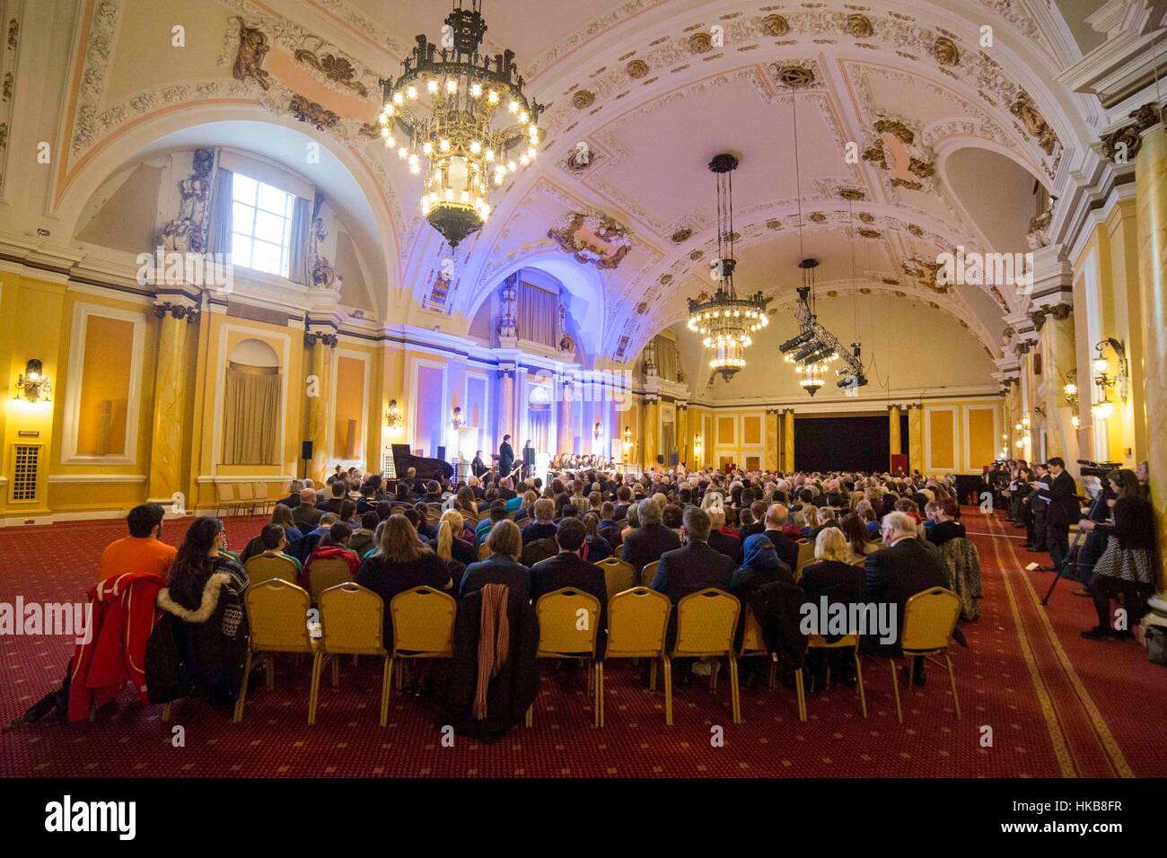 Cardiff, Wales, Großbritannien. 27. Januar 2017.  Gesamtansicht des Holocaust Memorial Day Service in Cardiff City Hall. Picture by Credit: Mark Hawkins/Alamy Live-Nachrichten Stockfoto