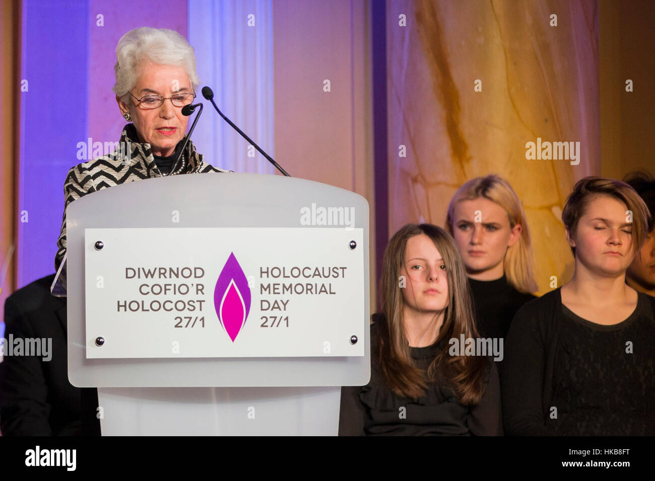 Cardiff, Wales, Großbritannien. 27. Januar 2017.  Holocaust-Überlebende Eva Clarke liest ihre Geschichte in den Dienst des Holocaust Memorial Day in Cardiff City Hall. Picture by Credit: Mark Hawkins/Alamy Live-Nachrichten Stockfoto