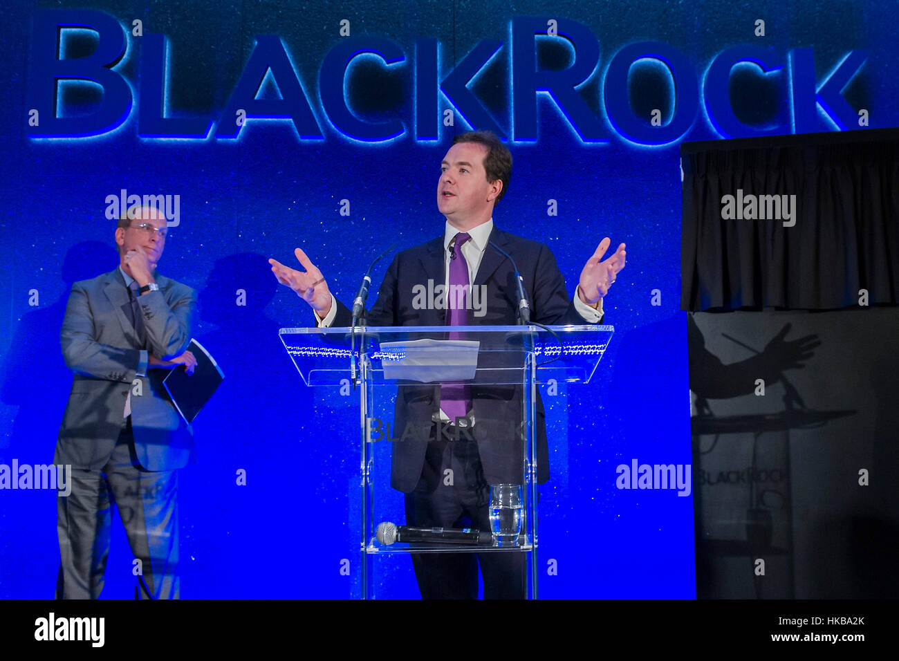 Datei-Pix: London, UK. 13. Oktober 2011. Kanzler des Finanzministeriums, Rt Hon George Osborne MP öffnet BlackRocks neuen europäischen Hauptsitz in Drapers Gardens in der City of London.  BlackRock ist der größte Vermögensverwalter der Welt.  13. Oktober 2011.George, die Osborne wurde als Berater für BlackRock, der weltweit größten Fonds-Manager eingestellt. Bildnachweis: Guy Bell/Alamy Live-Nachrichten Stockfoto