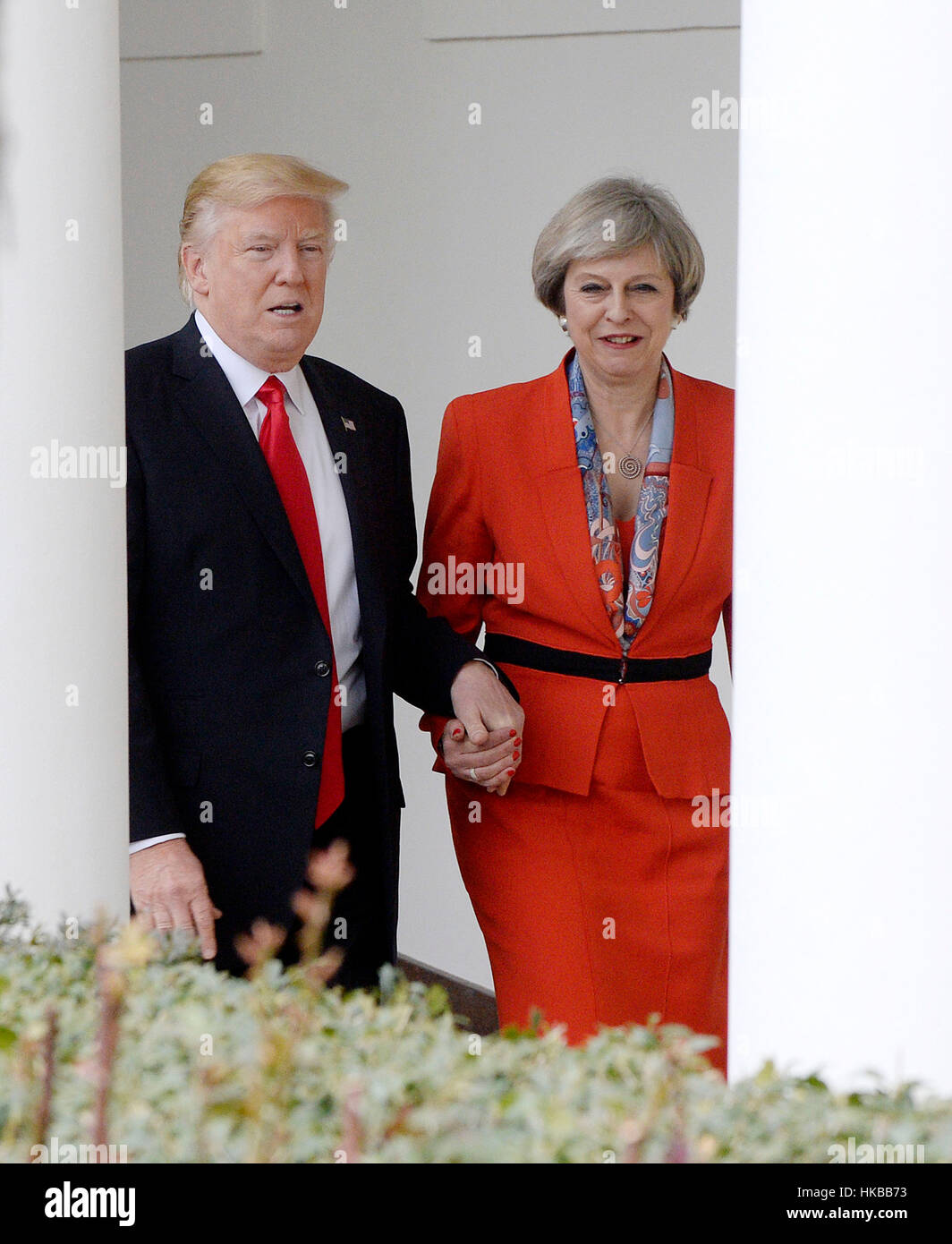 Washington DC, USA. 27. Januar 2017. US-Präsident Donald Trump und Theresa Mai der Premierminister des Vereinigten Königreichs Fuß die Kolonnade des weißen Hauses in Washington, D.C., 27. Januar 2017.  Bildnachweis: MediaPunch Inc/Alamy Live-Nachrichten Stockfoto