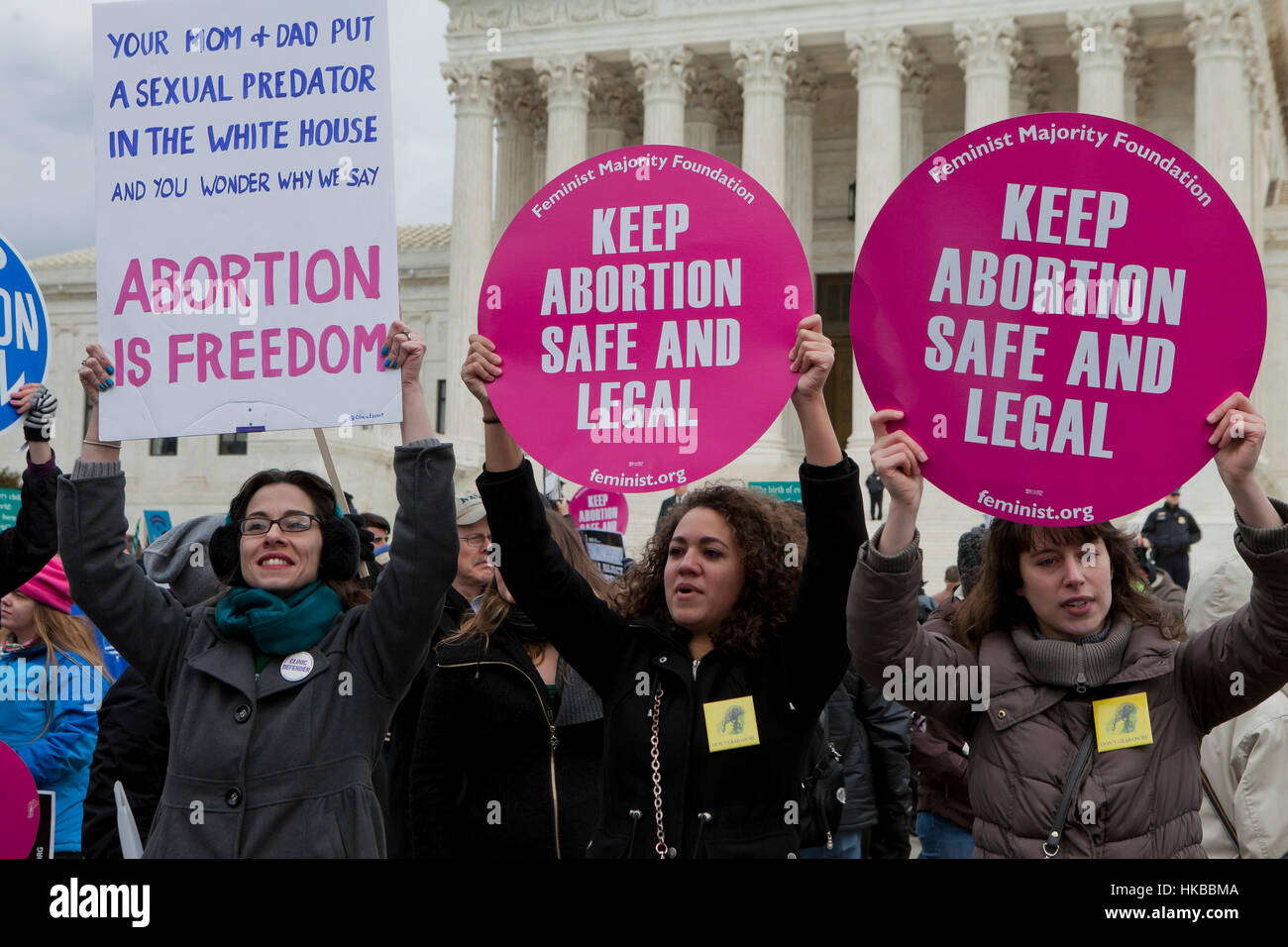 Washington, DC, USA. 27. Januar 2017.Thousands der pro-Life-Aktivisten März an den Supreme Court Gebäude für den jährlichen Pro-Life-Marsch von der National Mall.  Viele pro-Wahl-Aktivisten sammeln auch vor den obersten Gerichtshof, wo beide Seiten nebeneinander zu protestieren. Bildnachweis: B Christopher/Alamy Live-Nachrichten Stockfoto