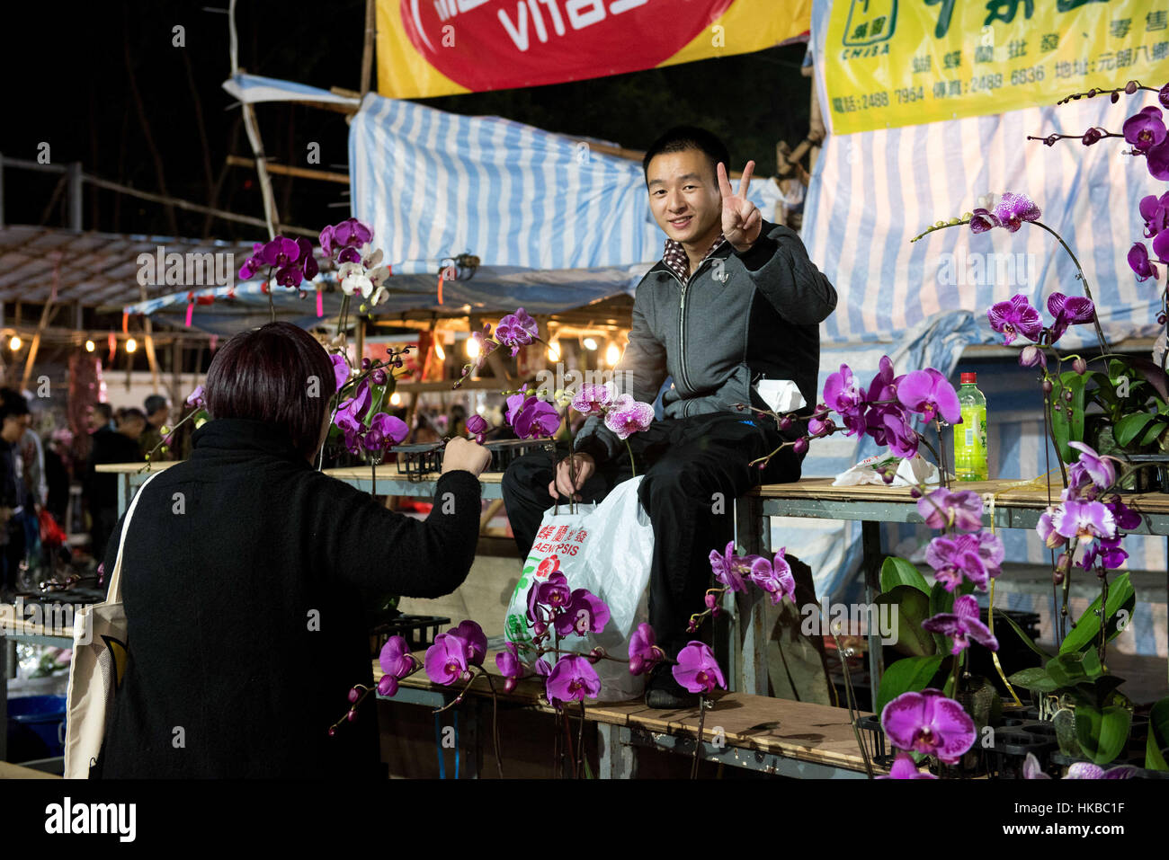 Hong Kong. China. 28. Januar 2017. Menschen füllen die Lunar New Year fair in seinen letzten Stunden über Nacht in der Hoffnung auf ein Schnäppchen Victoria Park Hong Kong, China. Ein Ansturm auf die letzten Blumen auf 05:00 zu kaufen. Bildnachweis: Jayne Russell/ZUMA Draht/Alamy Live-Nachrichten Stockfoto