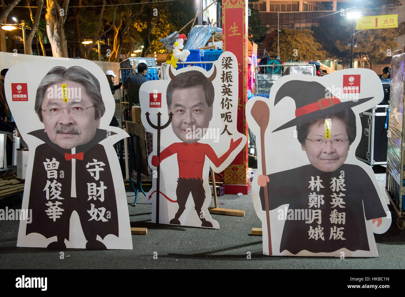 Hong Kong. China. 28. Januar 2017. Menschen füllen die Lunar New Year fair in seinen letzten Stunden über Nacht in der Hoffnung auf ein Schnäppchen Victoria Park Hong Kong, China. Mit solchen großen Besucherzahlen ist es der perfekte Ort für politischen Protest. Die pro-Demokratie politische Partei, die Liga der Sozialdemokraten anzeigen lebensgroßen Karikaturen der 2 Kandidaten für 2017 Führung Rennen John Tsang (L) und Carrie Lam (R) mit der aktuellen Hauptgeschäftsführer von Hong Kong, CY Leung Credit: Jayne Russell/ZUMA Draht/Alamy Live News Stockfoto