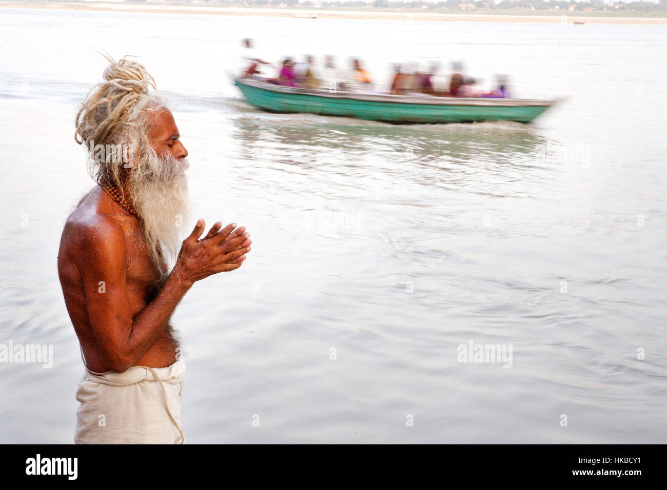 Varanasi, Indien. 14. Oktober 2009. 13. Oktober 2009, Varanasi - Indien. Ein Sadhu oder hinduistischen frommen Mann Loffering Gebete zu den heiligen Fluss Ganges. Bildnachweis: Subhash Sharma/ZUMA Draht/Alamy Live-Nachrichten Stockfoto