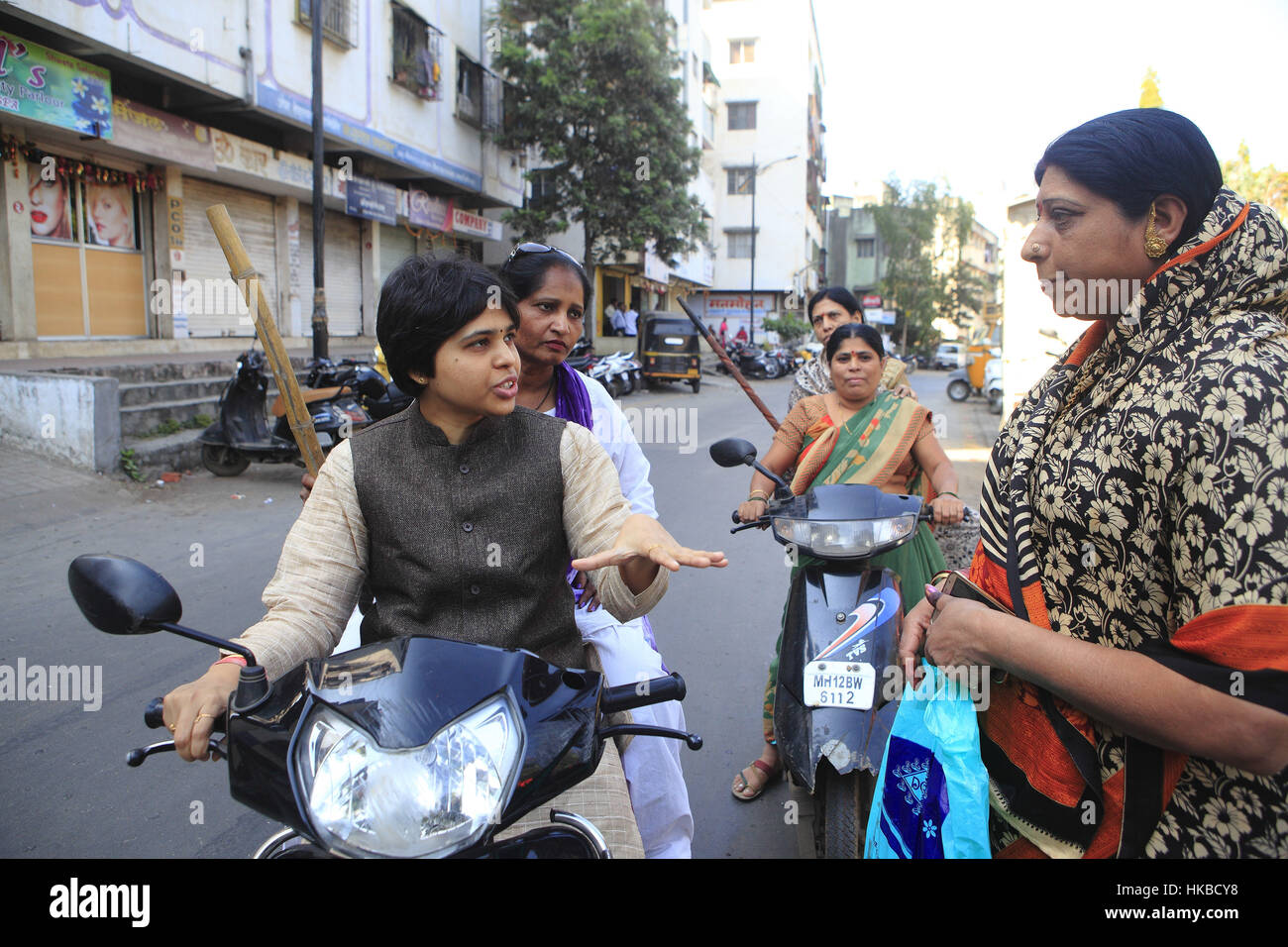 Pune, Indien. 24. November 2016. 24. November 2016, Pune - Indien. Frauenrechte-Aktivist Trupti Desai patrouilliert die Straßen mit Stöcken in der hand um das Bewusstsein über Frauen Sicherheit schaffen. MS Desai, 32, ein sozialer Aktivist wurde an der Spitze einer Reihe von hochkarätigen und erfolgreiche Kampagnen, Zugang für Frauen, religiöse Stätten zu sichern, die sie aus der in Indien - eine Rolle ausgeschlossen wurden, die sie gesehen hat Morddrohungen erhalten und das Opfer von gewalttätigen Übergriffen. Bildnachweis: Subhash Sharma/ZUMA Draht/Alamy Live-Nachrichten Stockfoto