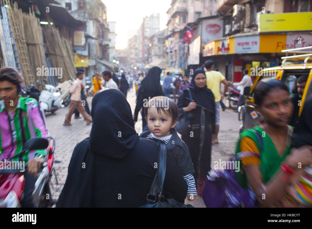 Mumbai, Indien. 16. Februar 2012. 16. Februar 2012 - Mumbai - Indien. Ein Muslim Hijab Spaziergänge durch eine Moschee im Mohammed Ali Road Nachbarschaft von Mumbai. Bildnachweis: Subhash Sharma/ZUMA Draht/Alamy Live-Nachrichten Stockfoto