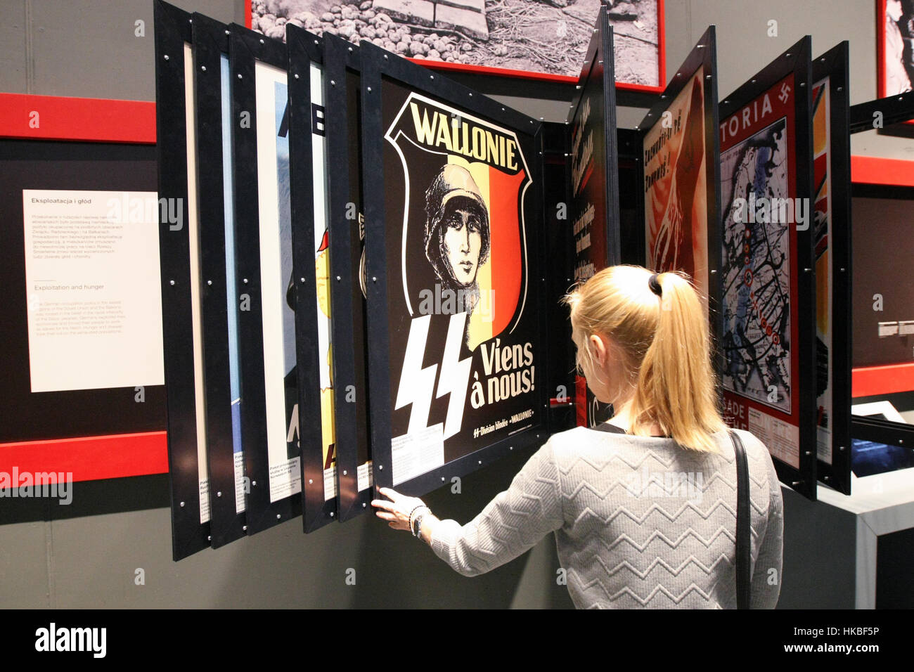 Danzig, Polen. 28. Januar 2017. Nazi-Propaganda-Plakate mit Hakenkreuz-Symbole sind am 28. Januar 2017 in Danzig gesehen. Museum zeigt die Kriegserfahrungen von Polen und den anderen Ländern des mittleren Osten Europe.is gesehen am 28. Januar 2017 in Danzig, Polen. Museum zeigt die Kriegserfahrungen von Polen und anderen Ländern Ost-und Mitteleuropas. Bildnachweis: Michal Fludra/Alamy Live-Nachrichten Stockfoto