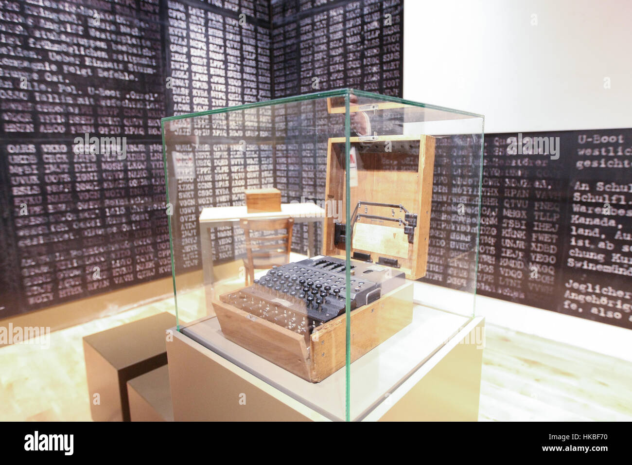 Danzig, Polen. 28. Januar 2017. Die Chiffriermaschine Enigma ist am 28. Januar 2017 in Gdansk, Polen gesehen. Museum zeigt die Kriegserfahrungen von Polen und den anderen Ländern des mittleren Osten Europe.is gesehen am 28. Januar 2017 in Danzig, Polen. Museum zeigt die Kriegserfahrungen von Polen und anderen Ländern Ost-und Mitteleuropas. Bildnachweis: Michal Fludra/Alamy Live-Nachrichten Stockfoto