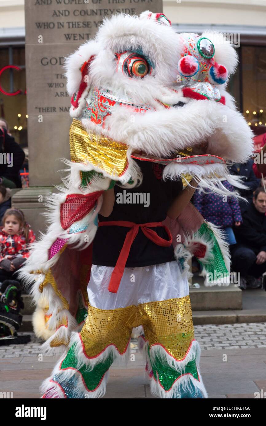 Woking, Großbritannien. 28. Januar 2017. Chinesischen Neujahrsfest Credit: Andrew Spiers/Alamy Live News Stockfoto