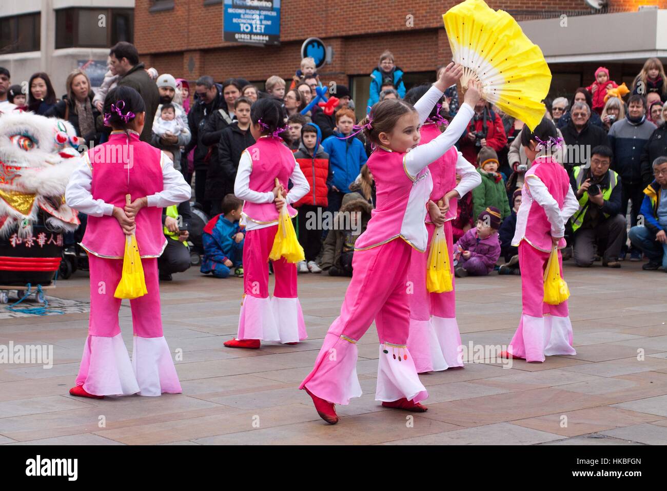 Woking, Großbritannien. 28. Januar 2017. Chinesischen Neujahrsfest Credit: Andrew Spiers/Alamy Live News Stockfoto