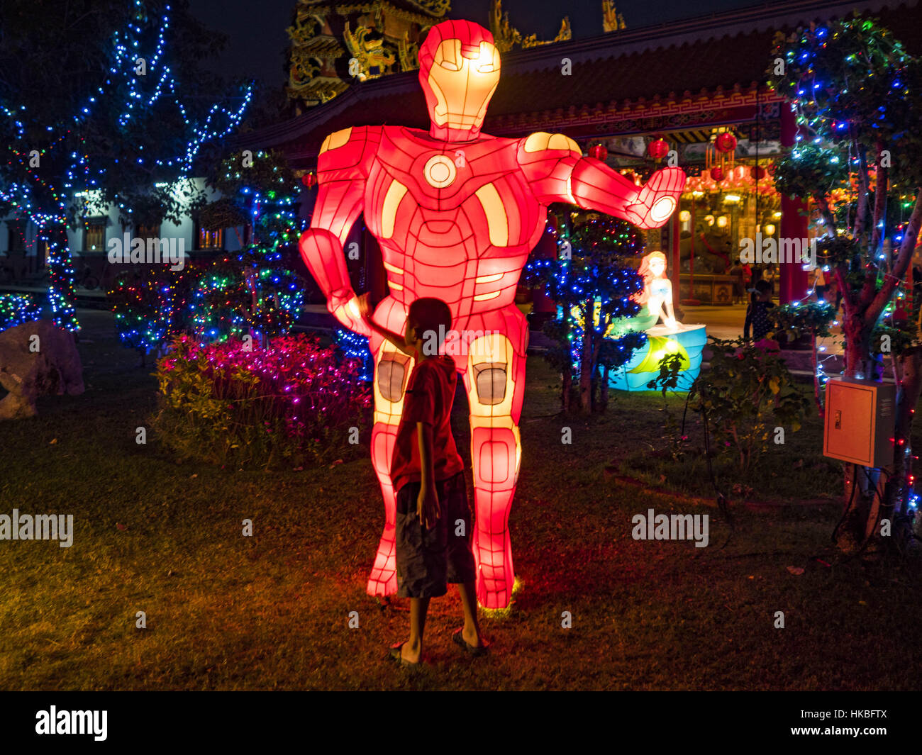Samut Prakan, Samut Prakan, Thailand. 28. Januar 2017. Ein Junge sieht eine Laterne in Form eines Science-Fiction-Charakter '' Ultra Mann '' an das chinesische Neujahr Laternenfest am Tham Katanyu Stiftung Schrein in Samut Prakan, einem Vorort etwa 15 Meilen von Bangkok. Mehr als 5.000 handgefertigte Laternen aus Taiwan importiert werden auf dem Gelände des Heiligtums aufgehängt. Einige der Laternen sind traditionelle chinesische Laternen, andere in Form von Menschen oder Gottheiten. Es gibt auch traditionelle chinesische Unterhaltung, Leuten wie Löwentänze, bei den Festspielen. Bildnachweis: Jack Kurtz/ZUMA Draht/Alamy Live-Nachrichten Stockfoto
