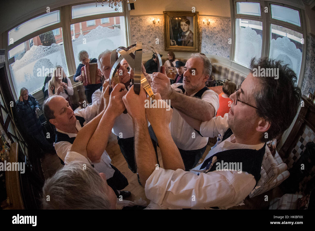 Nottingham, UK, Samstag, 28. Januar 2017, Rapper Schwert Tänzer besuchen Sie Nottingham Pubs "Credit: Guy Berresford/Alamy Live News Stockfoto