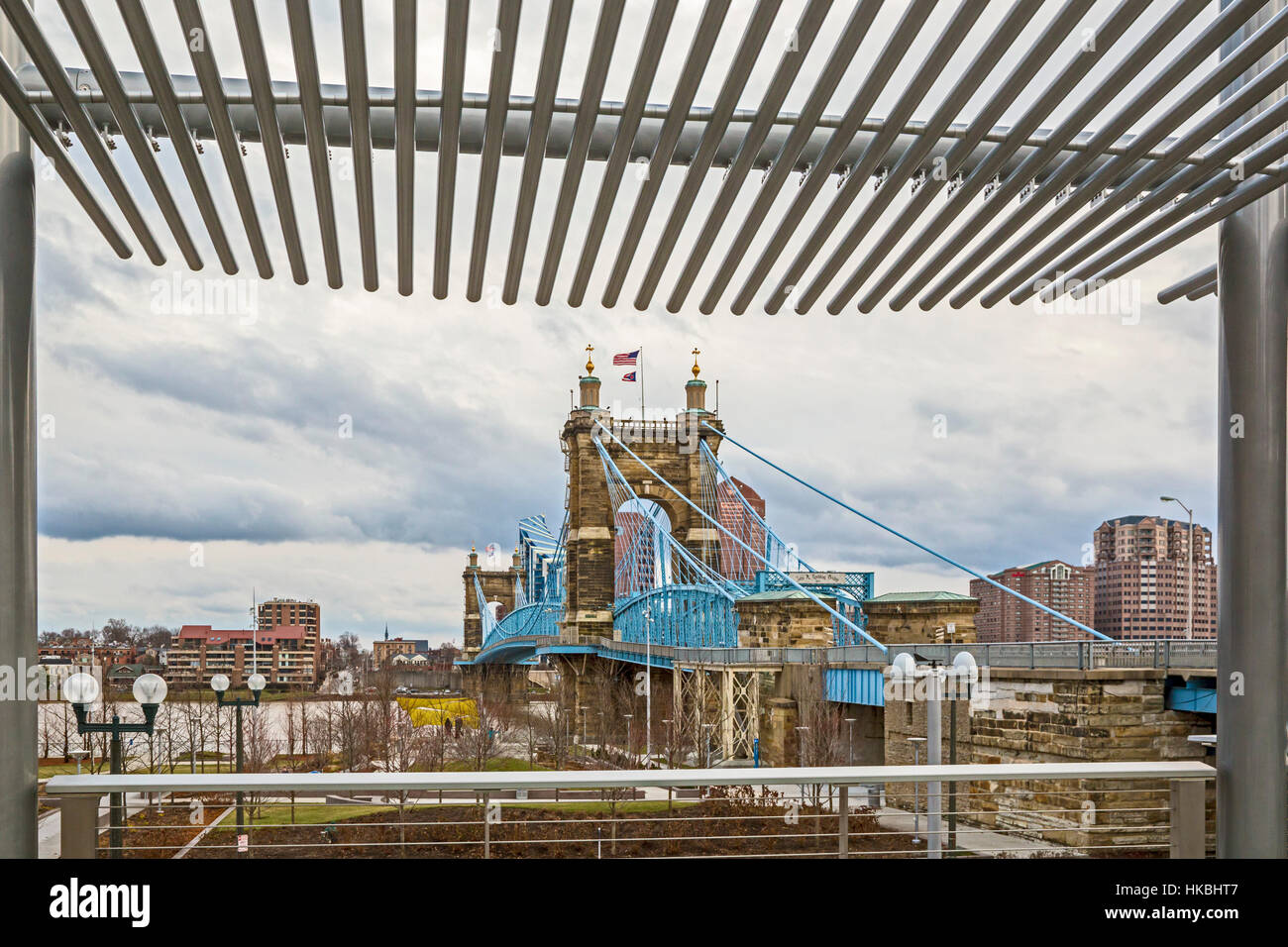 Cincinnati, Ohio - The John A. Roebling Aufhebung-Brücke überspannt den Ohio River, Cincinnati mit Covington, Kentucky zu verbinden. Stockfoto