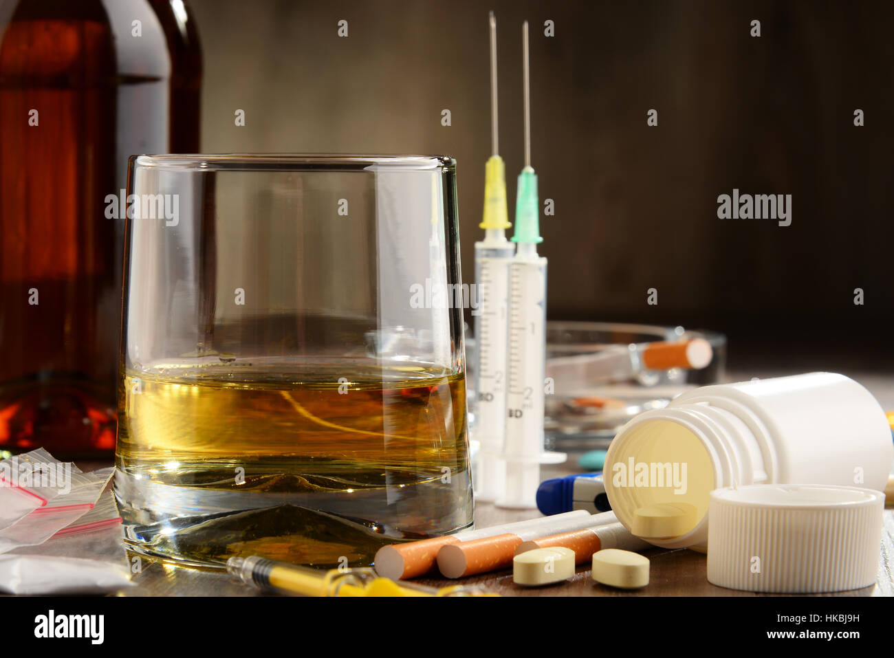 Vielzahl von Suchtmitteln wie Alkohol, Zigaretten und Drogen Stockfoto