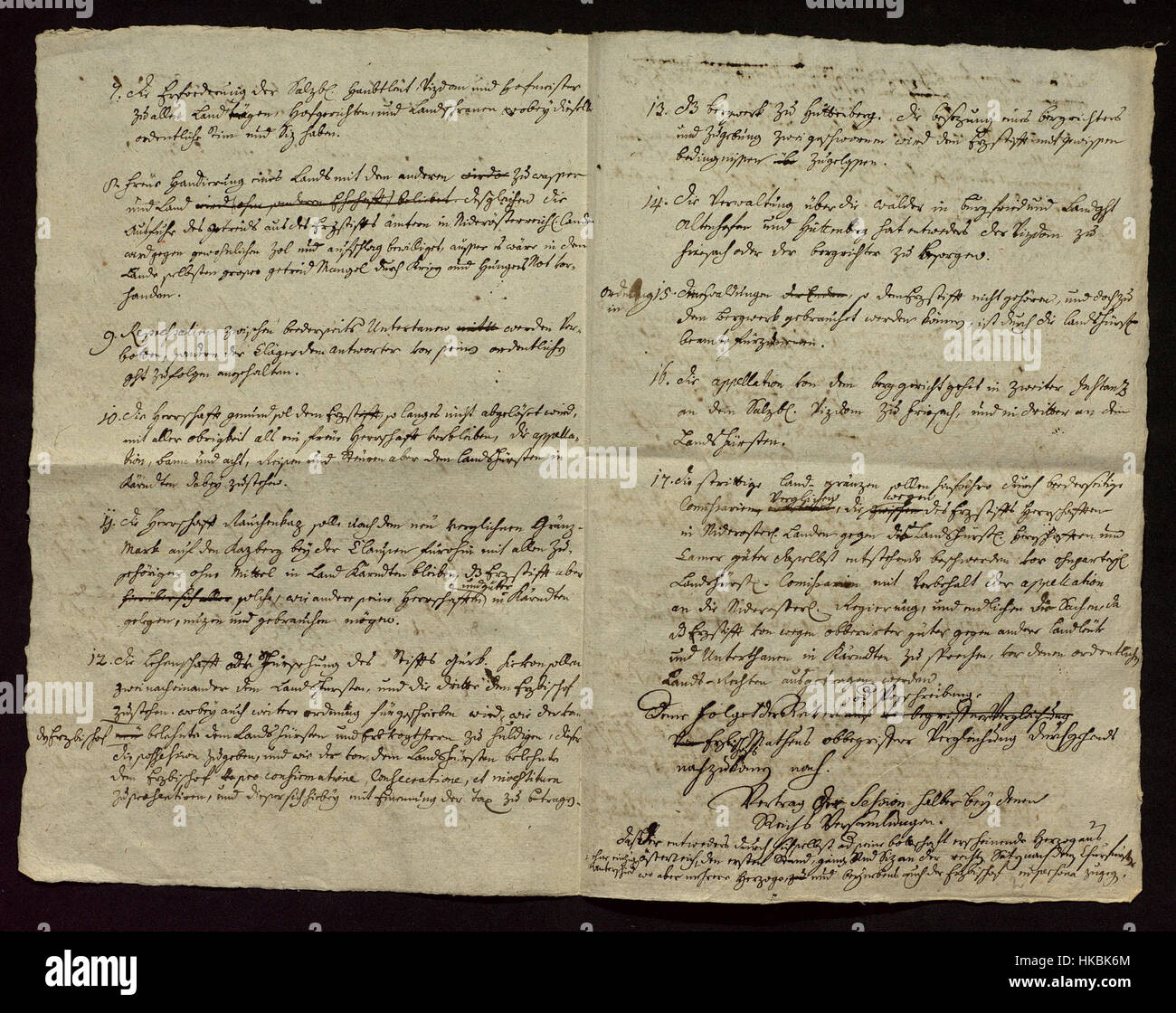 Dieses Dokument, der „Rezess von Wien“ von 1535, beschreibt die Vereinbarung zwischen dem Heiligen Römischen Reich und dem Königreich Ungarn. Es handelt sich um eine wichtige historische Aufzeichnung, die Einblicke in die politischen Beziehungen und die Diplomatie im Europa des 16. Jahrhunderts gibt. Stockfoto