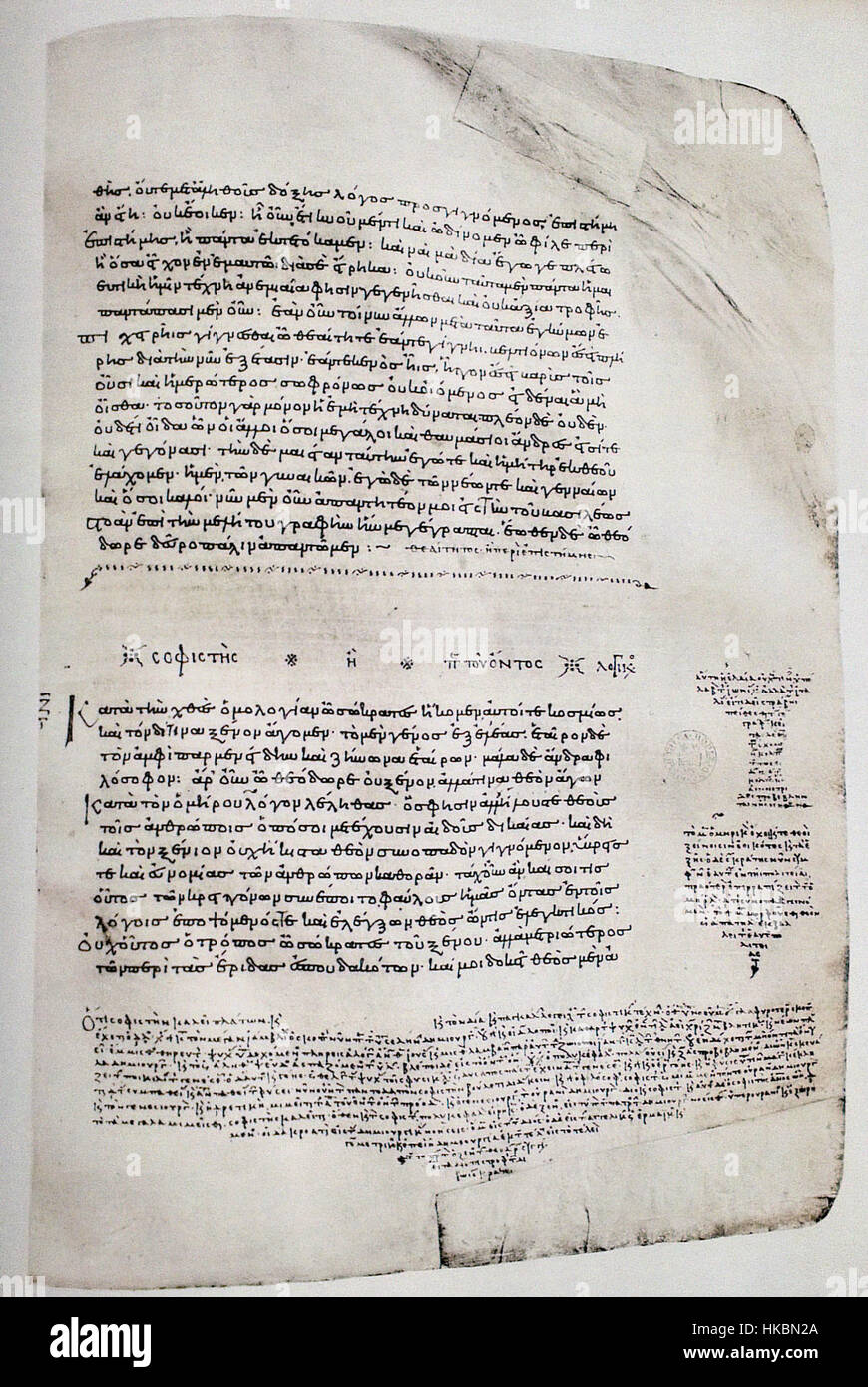 Dieses Kunstwerk ist von Platons Werk „Sophistes“ inspiriert, das einen philosophischen Dialog über die Natur von Realität und sein repräsentiert. Clarkes Interpretation thematisiert visuell die Themen der Existenz und Philosophie des antiken griechischen Denkens. Stockfoto