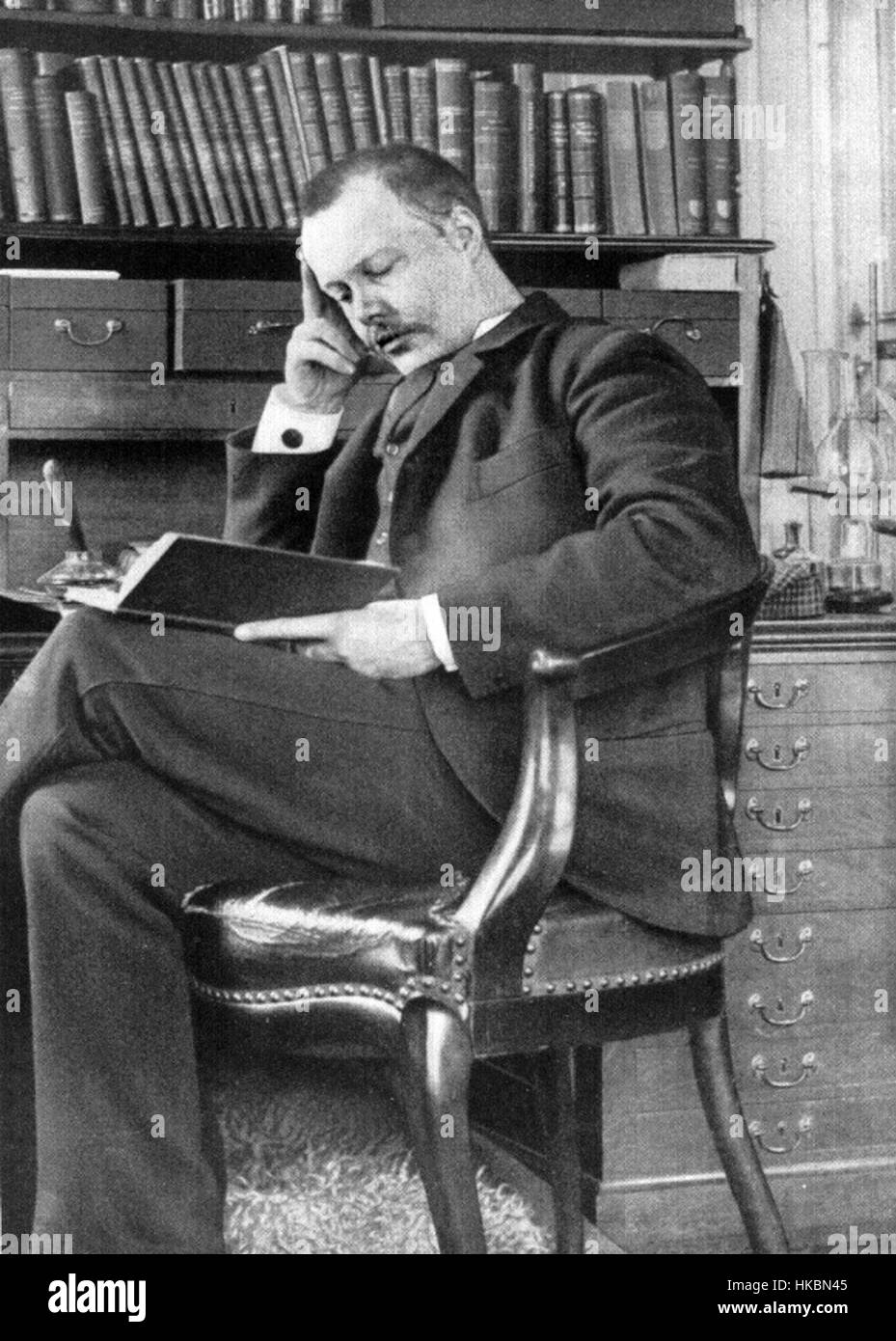 Dieses 1895 entstandene Kunstwerk von H. Schamberlain zeigt einen klassischen Stil der Jahrhundertwende mit feinen Details und einem Schwerpunkt auf Realismus. Das Stück reflektiert die künstlerischen Tendenzen des späten 19. Jahrhunderts und fängt einen Moment des historischen oder alltäglichen Lebens ein. Stockfoto