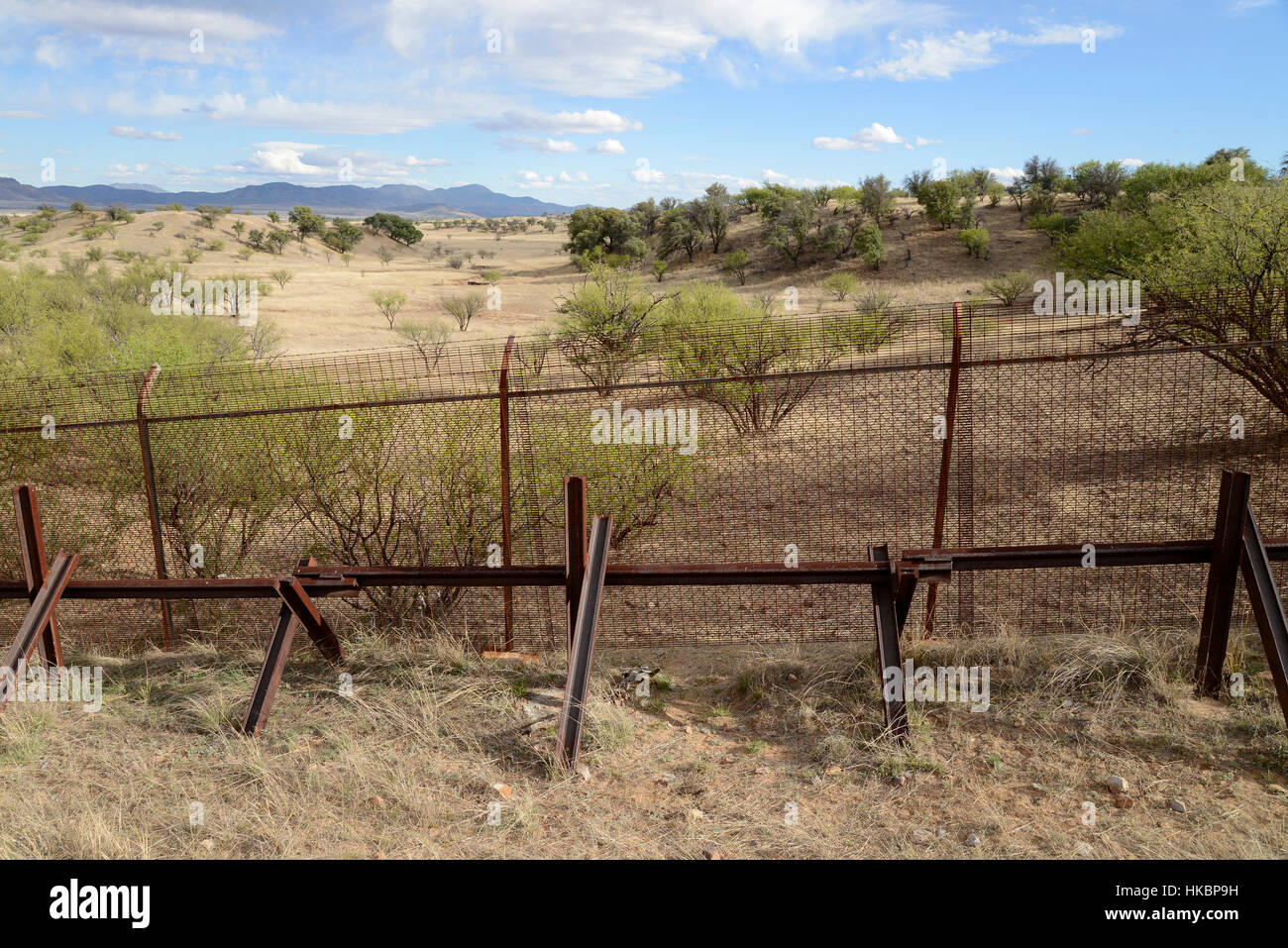 Eine große Lücke läuft unter die Metallwand, die definiert, die mexikanische Grenze zu Sonora, Mexiko, wie gesehen von Lochiel, Arizona, USA. Stockfoto