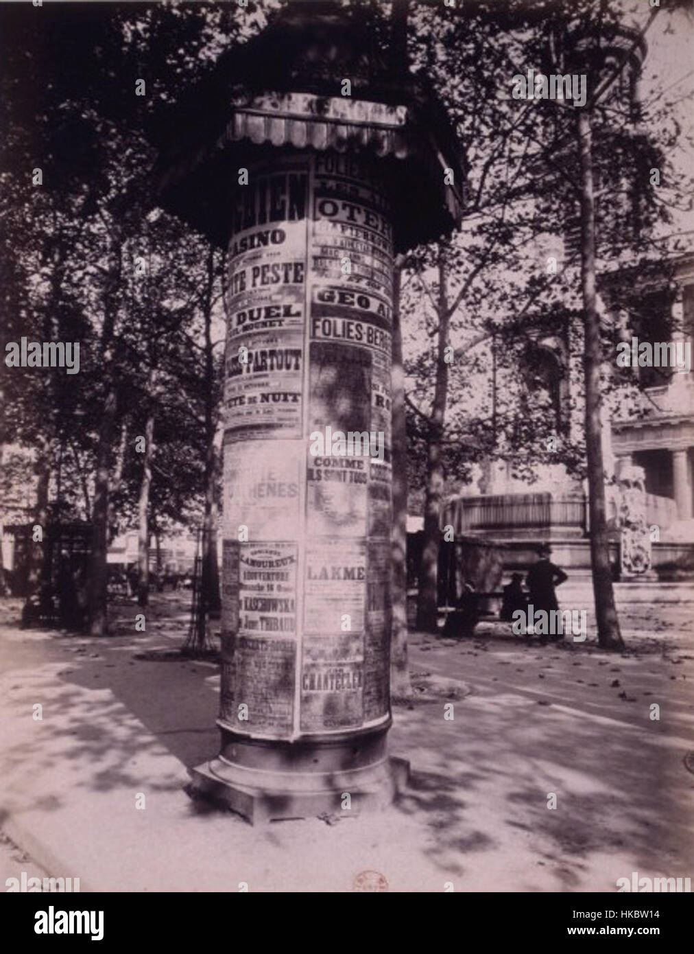 Das Gemälde „Colonne Moris“ aus dem Jahr 1910 zeigt eine monumentale Säule in Paris, die die Pracht und architektonische Schönheit des frühen 20. Jahrhunderts einfängt. Es beleuchtet die städtische Landschaft von Paris während dieser Zeit. Stockfoto