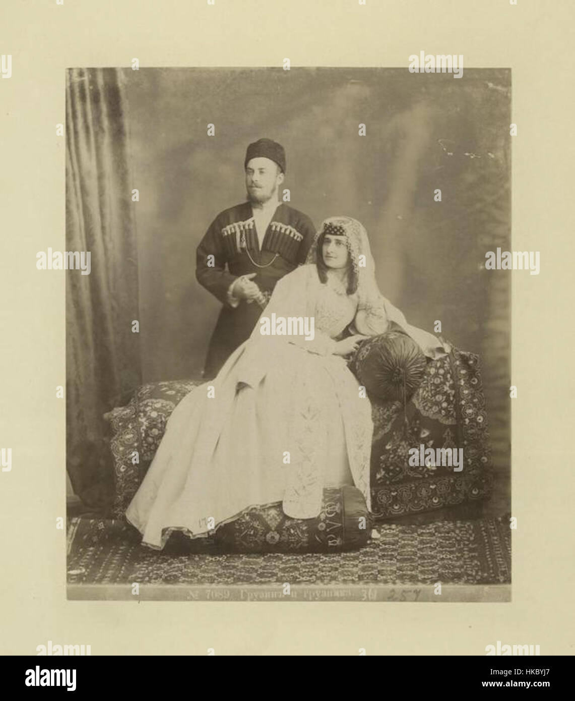 „Georgian man and Woman“ ist ein Gemälde, das ein traditionelles georgisches Paar darstellt, das oft als Darstellung des kulturellen Erbes Georgiens angesehen wird. Das Kunstwerk veranschaulicht die historische Kleidung, Bräuche und Schönheit des georgischen Volkes. Stockfoto