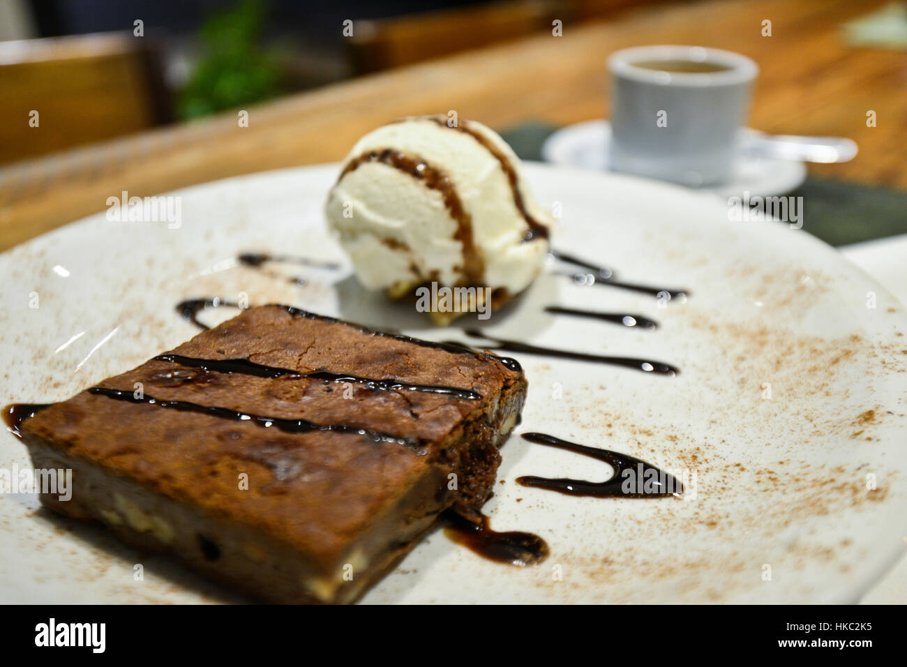 Brownie mit Vanille-Eis und Schokolade Sirup Stockfoto