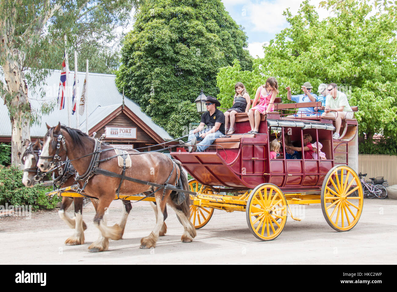 Touristen auf Postkutsche, gezogen von zwei Pferden am Hafen von Echuca, Victoria, Australien Stockfoto