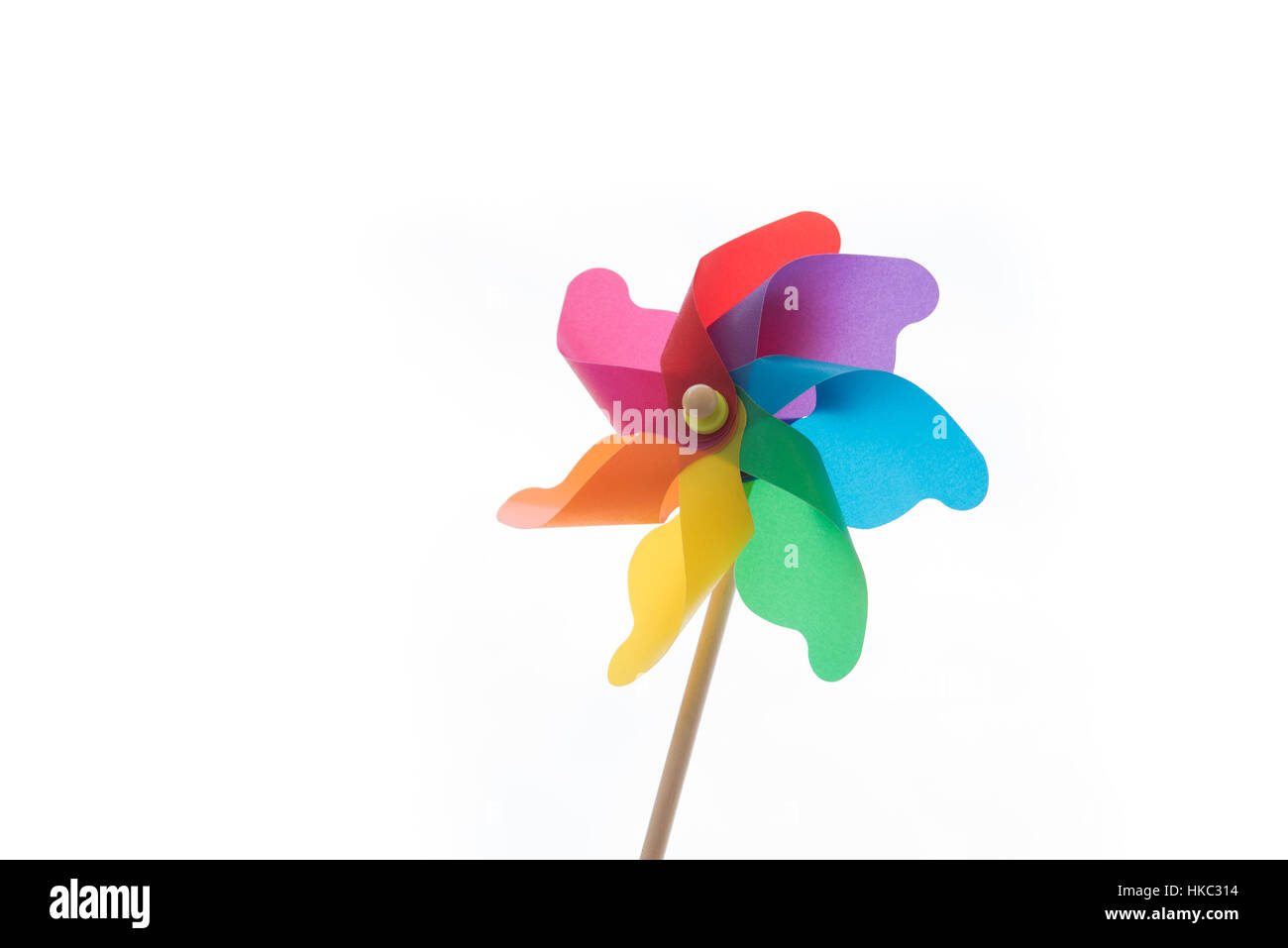 Buntes Windrad isoliert auf weiss mit Beschneidungspfad. Stockfoto