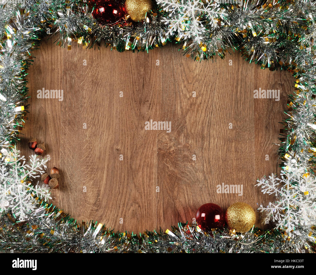Weihnachtskugeln auf Holzboden Stockfoto