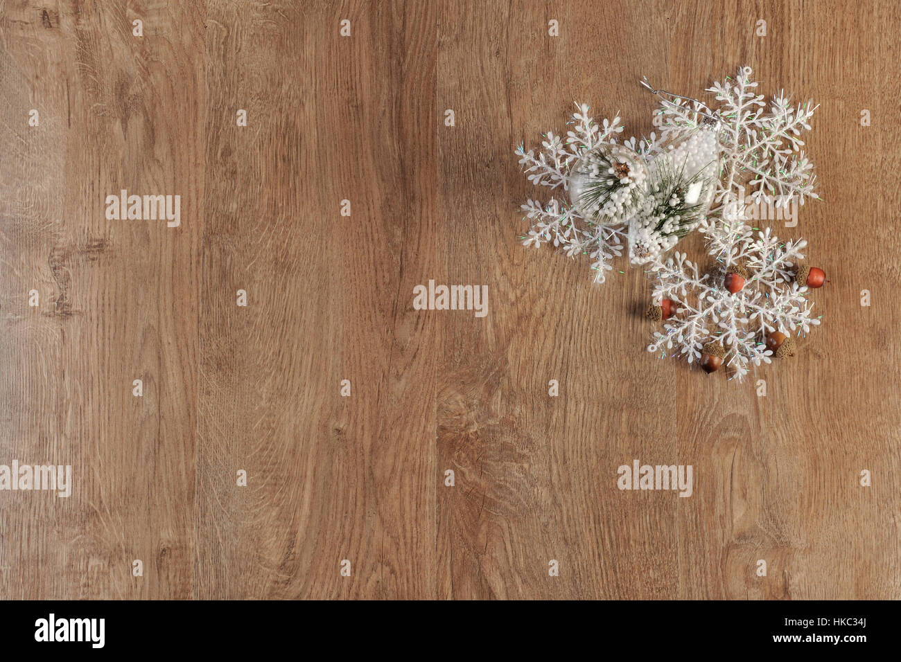 Weihnachtsdekoration Kugeln auf Holzboden Stockfoto