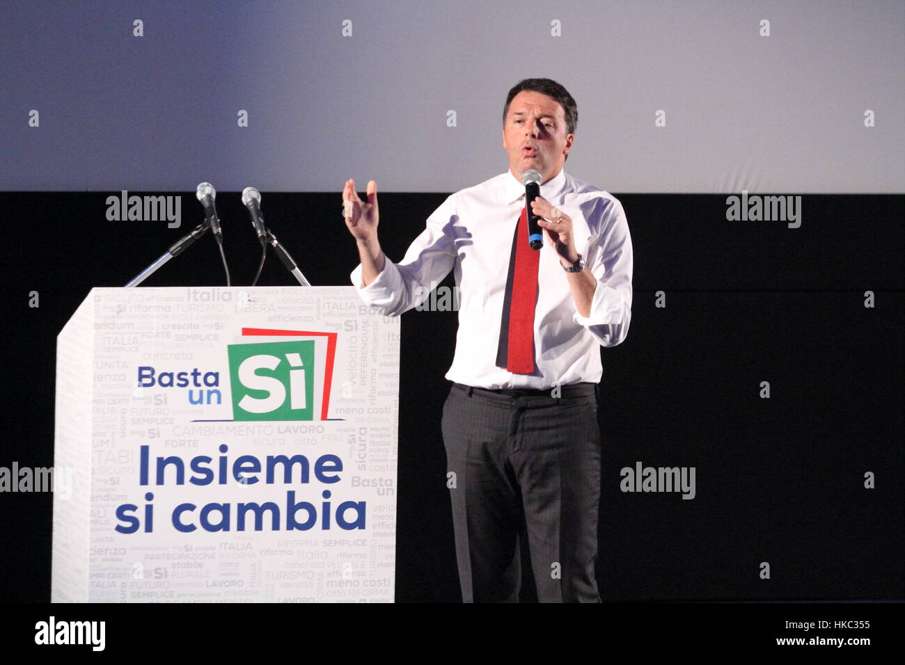 Frosinone, Italia - 8 novembre 2016: La campagna elettorale di Matteo Renzi per il Referendum costituzionale Stockfoto