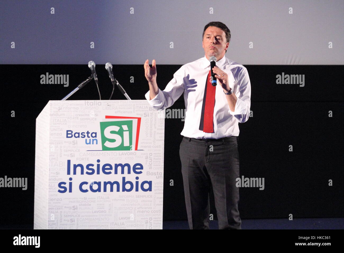 Frosinone, Italia - 8 novembre 2016: La campagna elettorale di Matteo Renzi per il Referendum costituzionale Stockfoto