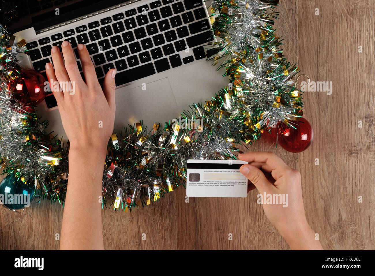 Person ist per Kreditkarte online bestellen. Stockfoto