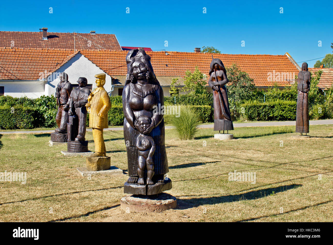 Dorf von Hlebine Holzstatuen, Zentrum der naiven Kunst in Kroatien Stockfoto