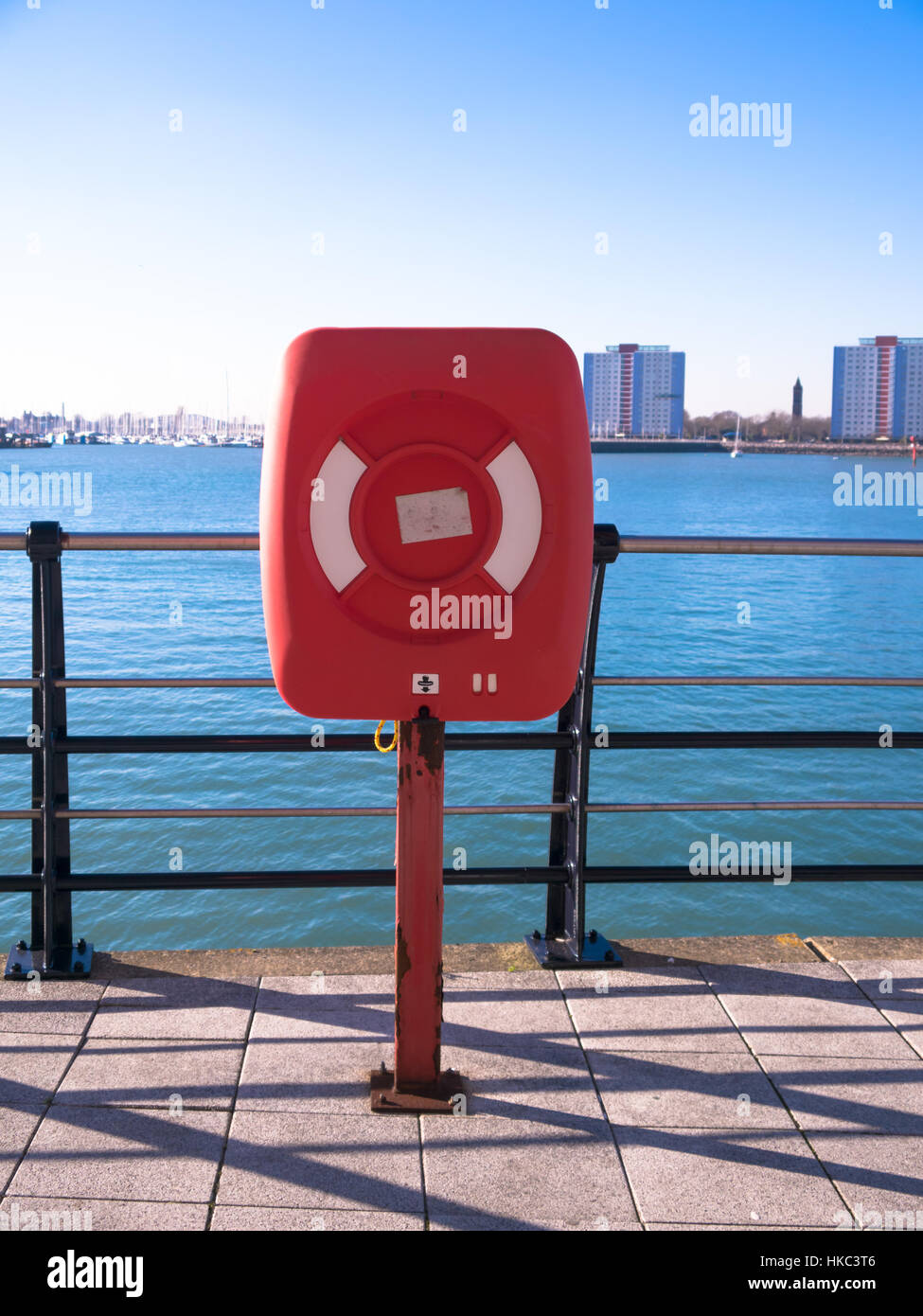 Ein Rettungsring an der Promenade am Meer Stockfoto