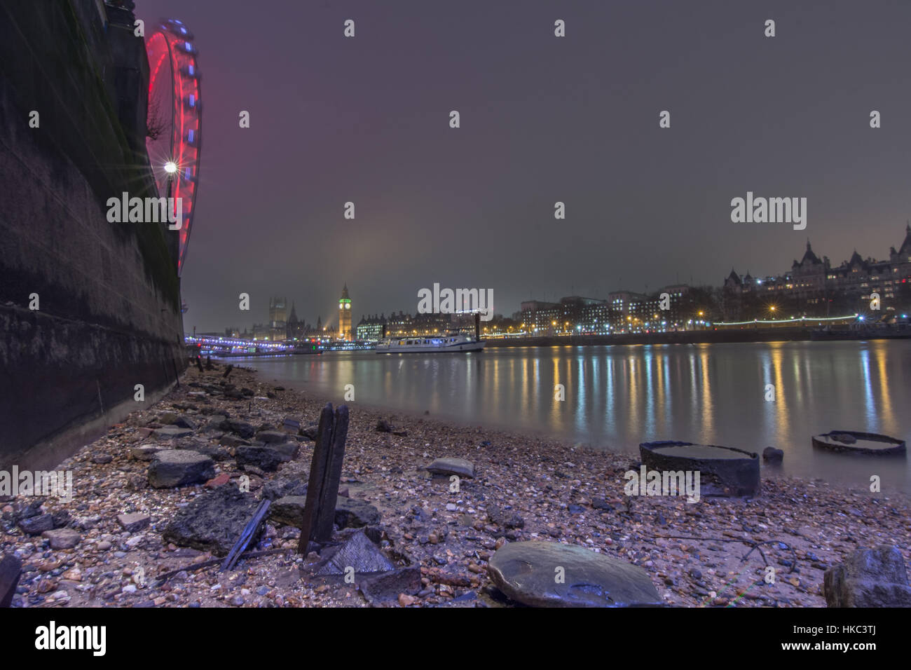 Londoner Stadtbild mit Big Ben und Häuser des Parlaments in den Hintergrund und Themse Strand bei Ebbe im Vordergrund Stockfoto