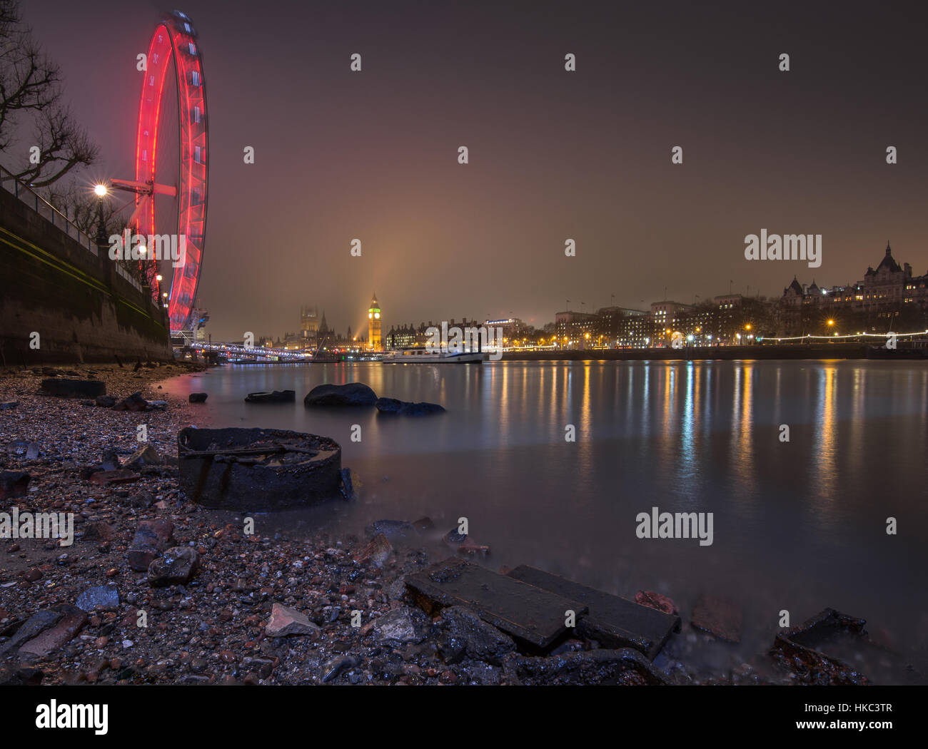Londoner Stadtbild mit Big Ben und Häuser des Parlaments in den Hintergrund und Themse Strand bei Ebbe im Vordergrund Stockfoto