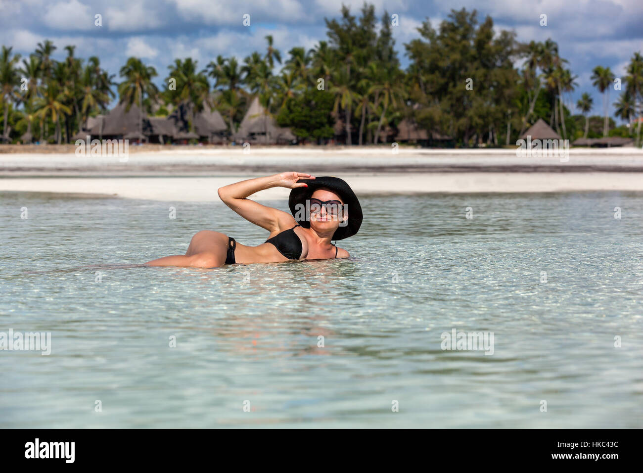 Mädchen hält einen Seestern gegen einige exotische Insel, Meer Bekanntschaft Stockfoto
