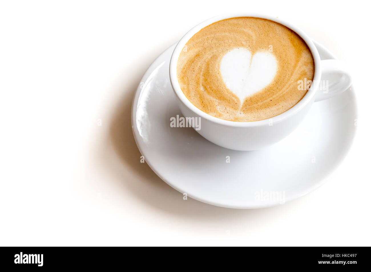 Kaffee Tasse Latte Art Herzform auf weißen Hintergrund isoliert Stockfoto
