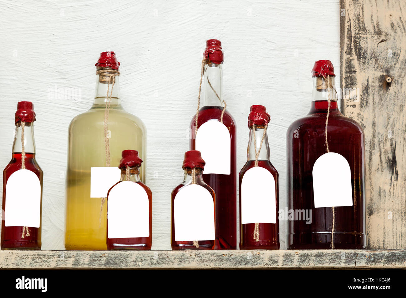 Flaschen für Liköre. Sieben Glasflaschen in verschiedenen Größen mit Likör,  mit Wachs versiegelt Stockfotografie - Alamy