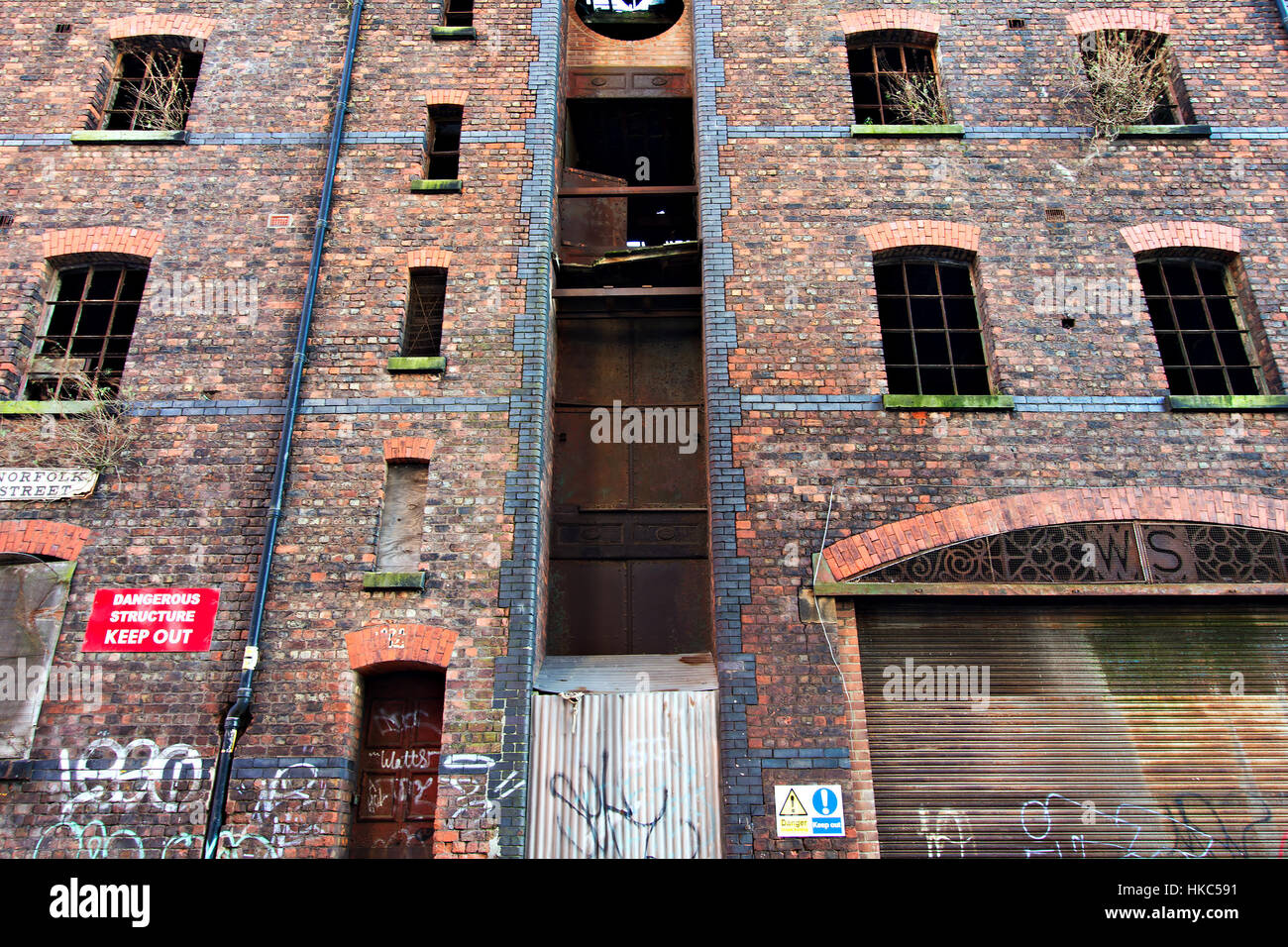 Alten verlassenen Gebäude mit "Gefährliche Struktur Keep Out" Zeichen Stockfoto