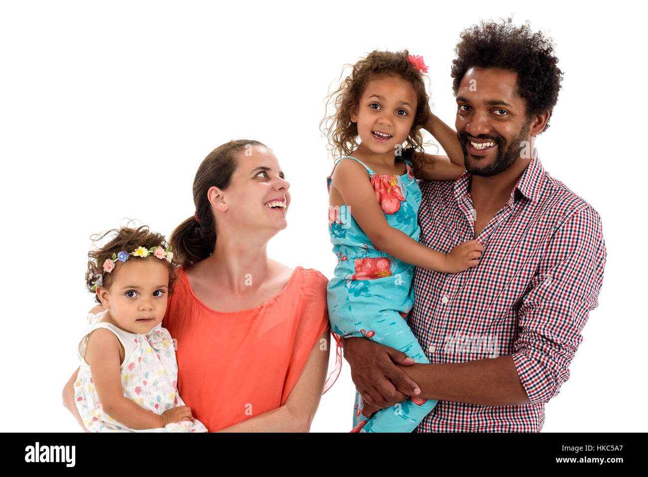 Interracial Familienglück ist feiern, lachen und Spaß mit Hispanic African American Vater, kaukasischen Mutter und Mulatten Kinder Tochter Stockfoto