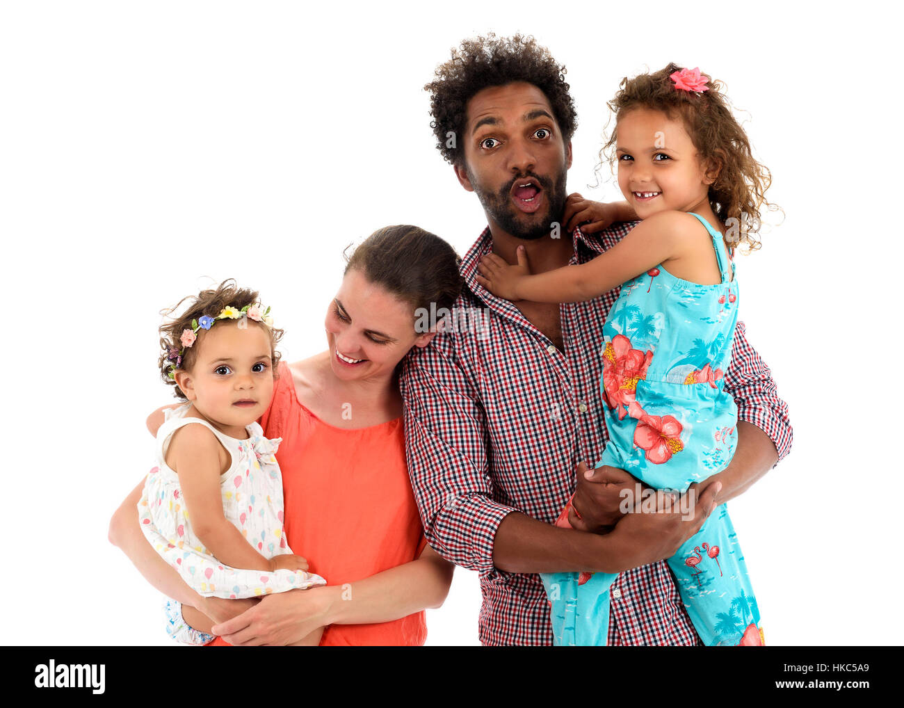 Interracial Familienglück ist feiern, lachen und Spaß mit Hispanic African American Vater, kaukasischen Mutter und Mulatten Kinder Tochter Stockfoto