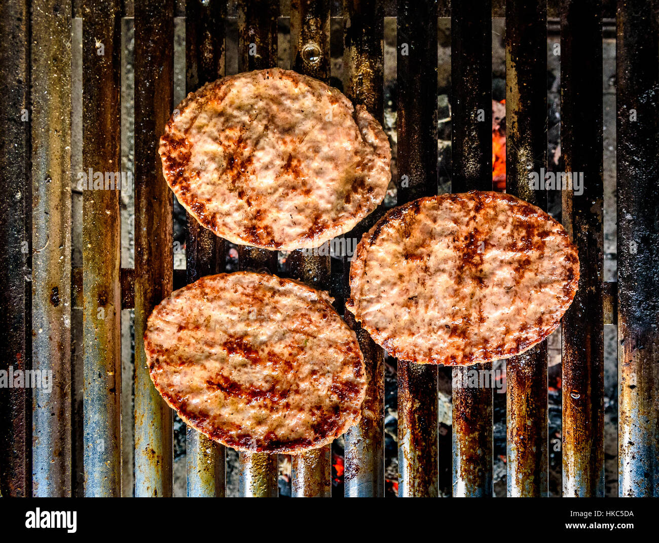 Burger auf den Grill BBQ grill auf heiße Holzkohle Grillen. Hausgemachte  Burger Bratlinge sind auf Öko-Grill-Bars für gesunde Ernährung und Kochen  gebraten wird Stockfotografie - Alamy