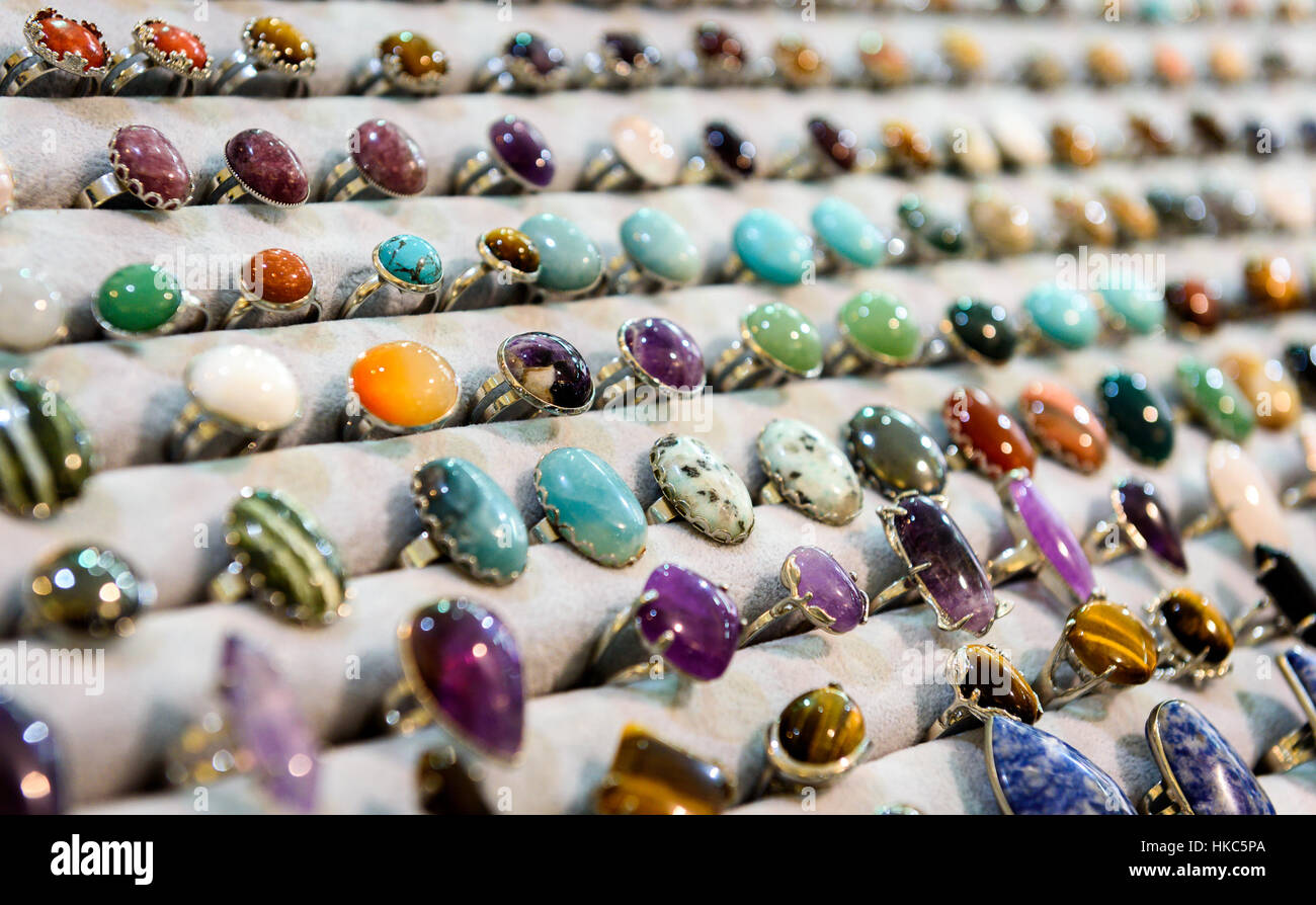 Zeigen Sie mit unterschiedlichen Design handmade Ringe mit Steinen Perlen  an. Andere Sorte von Edelstein-Ringe auf einem Display stehen in einem  Schmuck-shop Stockfotografie - Alamy