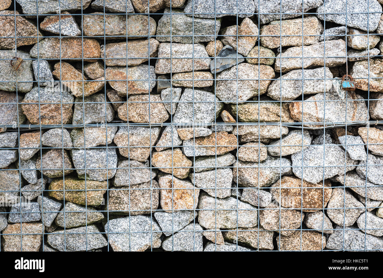 Gabion Rock Drahtzaun. Metall-Käfig mit Steinen gefüllt. Textur im Hintergrund Felsen Zaun mit Käfig. Stockfoto